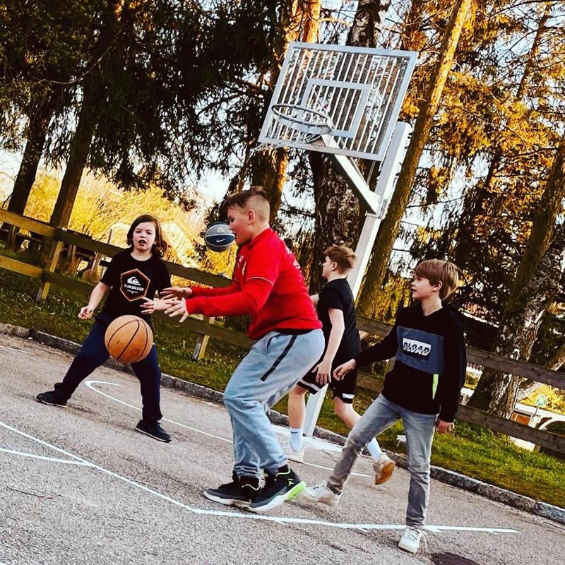 Eine Gruppe von Menschen, die Basketball spielen
